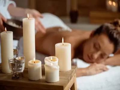 Home Thai olajos masszázs rituálé gyertyákkal és relaxáló hangulattal