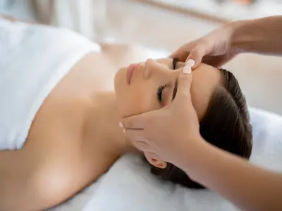 Home Relaxáló arcmasszázs és frissítő thai pontnyomásos kezelés hölgyeknek